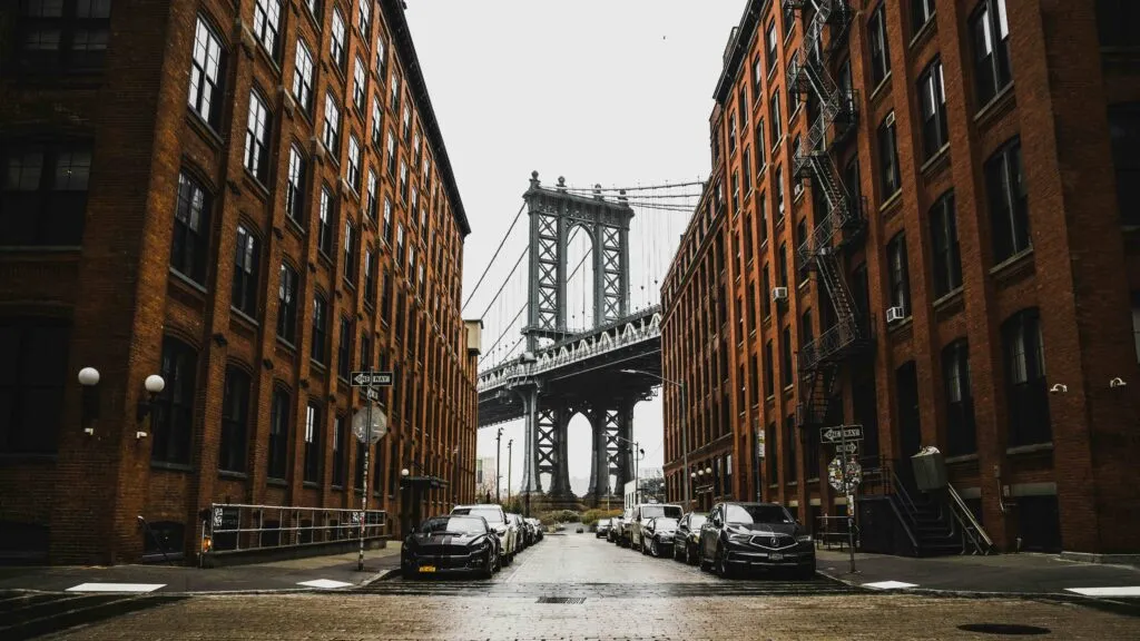 vecinos limpiando el puente de Brooklyn como acción ciudadana en Nueva York marzo 2026