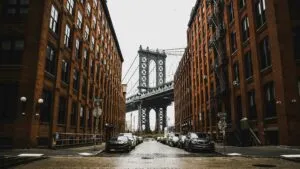 vecinos limpiando el puente de Brooklyn como acción ciudadana en Nueva York marzo 2026