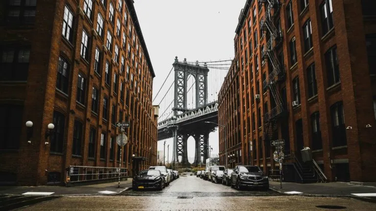 vecinos limpiando el puente de Brooklyn como acción ciudadana en Nueva York marzo 2026