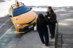 Taxi en Nueva York involucrado en atropello en Manhattan con presencia de servicios de emergencia en marzo de 2026
