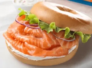 Bagel de salmón en Nueva York con queso crema Philadelphia servido en deli tradicional de Manhattan