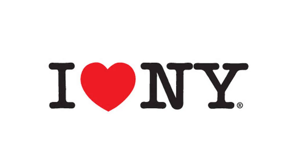 Camisetas I Love NY exhibidas en tienda turística de Manhattan representando el souvenir de Nueva York más vendido entre visitantes