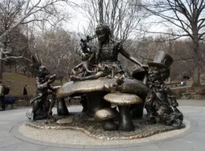 Alicia en Central Park como escultura interactiva en Nueva York rodeada de naturaleza y visitantes explorando el sitio