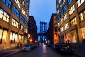 Caminatas Nueva York muestran Central Park, Brooklyn Bridge y calles icónicas con ambiente cinematográfico