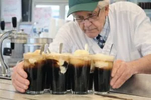 Coca-Cola tradicional servida artesanalmente en vaso con helado en Lexington Candy Shop Nueva York