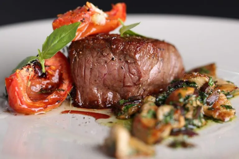 Cortes de carne en Nueva York servidos en steakhouse con técnica dry aged y ambiente sofisticado en Estados Unidos