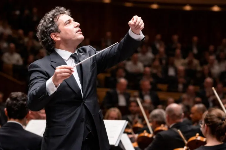 Gustavo Dudamel dirige la Filarmónica de Nueva York en marzo de 2026 como primer latino al frente de la histórica orquesta.