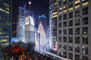personas en TKTS Red Steps observando luces de Times Square al atardecer como spot WOW Times Square en Nueva York