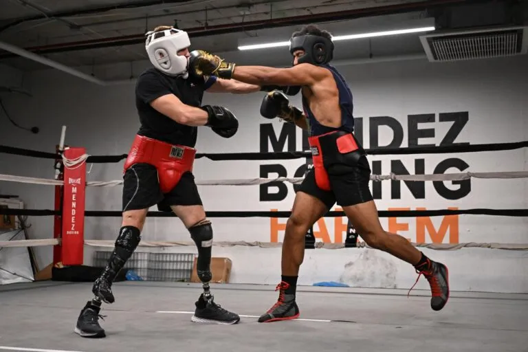 Entrenamiento en gimnasios de box en NYC con ring, costales y ambiente urbano profesional en Nueva York