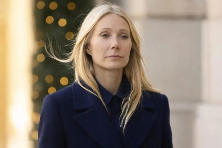 Gwyneth Paltrow con dos piezas elegante en Nueva York ideal para oficina y entornos profesionales en Estados Unidos