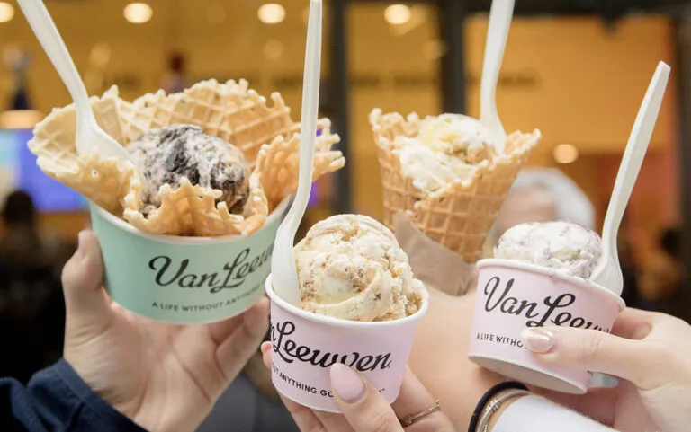 Mejor helado en Nueva York servido en una heladería artesanal popular entre turistas y locales en Manhattan.