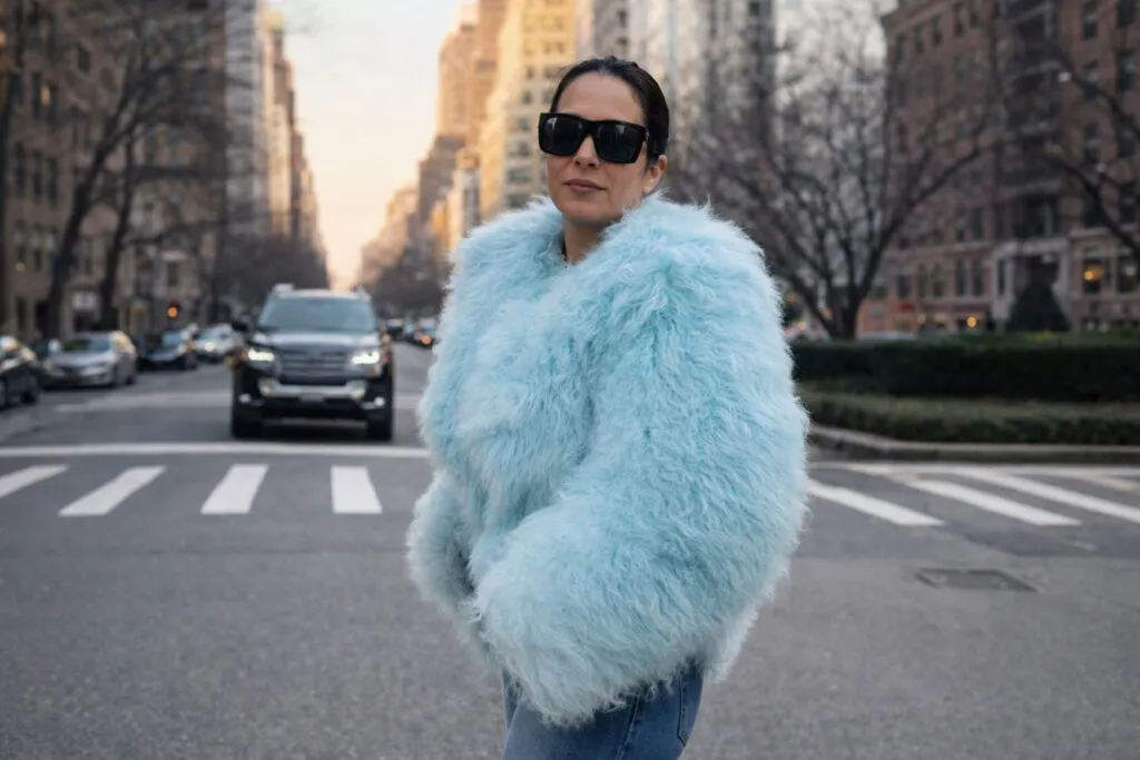 El look de Martha Debayle en Nueva York muestra estilo sofisticado y tendencias de moda global