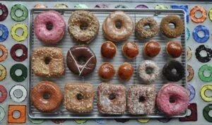 Donas gourmet en Nueva York con sabores únicos en cafetería moderna de la ciudad