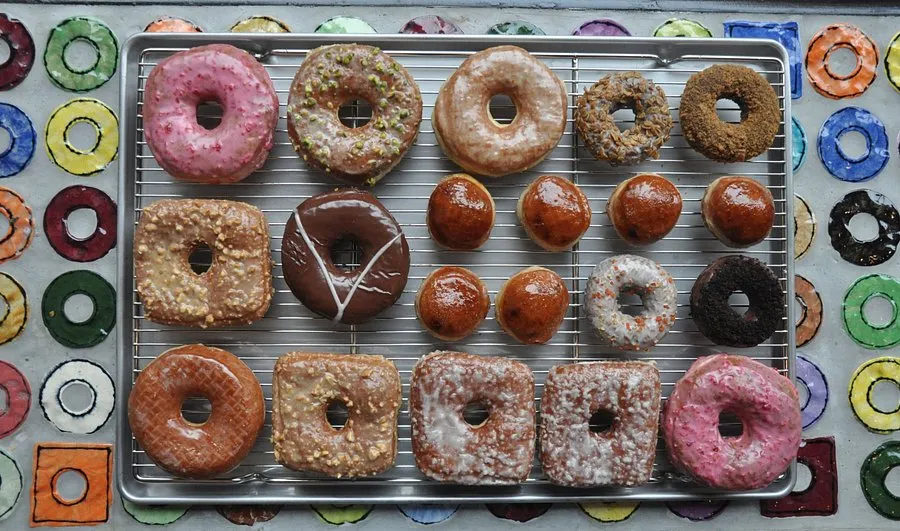 Donas gourmet en Nueva York con sabores únicos en cafetería moderna de la ciudad