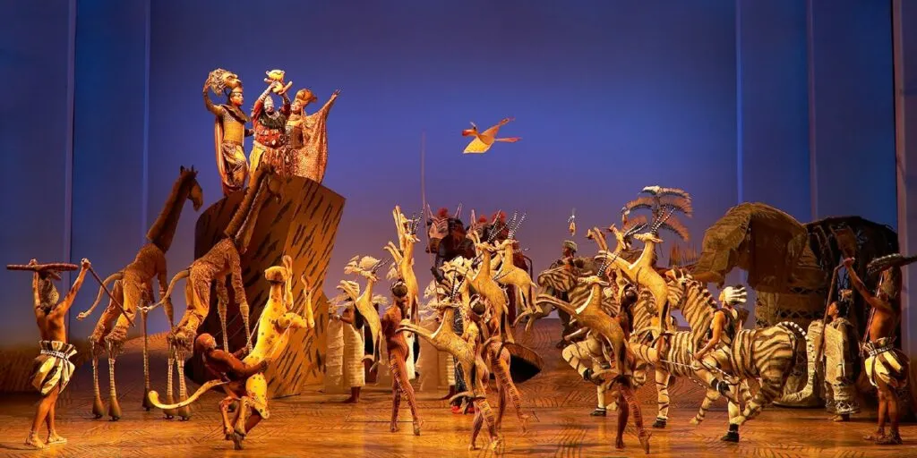 Escena de The Lion King Nueva York en Broadway mostrando vestuario impactante y producción teatral de alto nivel en Estados Unidos