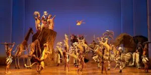 Escena de The Lion King Nueva York en Broadway mostrando vestuario impactante y producción teatral de alto nivel en Estados Unidos