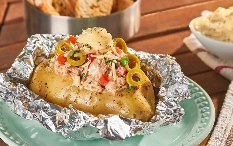 Papas rellenas en Nueva York servidas en street food con sabor latino y presentación crujiente