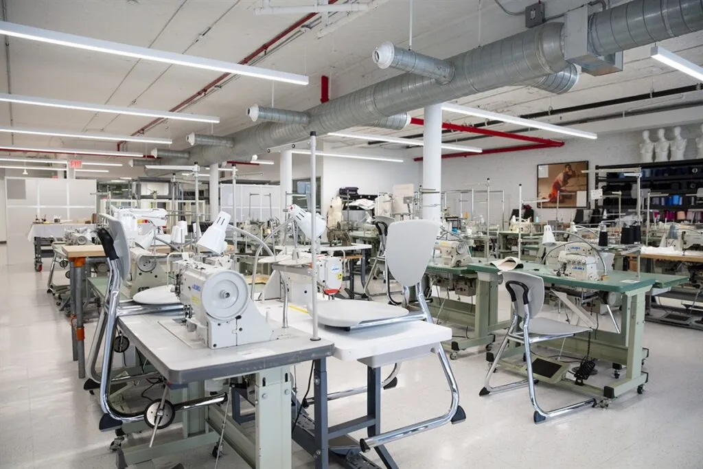 Estudiantes en escuela de moda en Nueva York Parsons trabajando en diseño y pasarela conectados con industria estadounidense