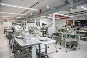 Estudiantes en escuela de moda en Nueva York Parsons trabajando en diseño y pasarela conectados con industria estadounidense