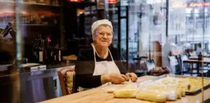 Chef elaborando pasta casera en Nueva York en restaurante italiano artesanal popular entre foodies de Manhattan y Brooklyn