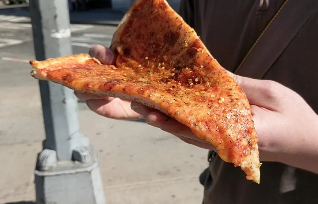 Pizza estilo Nueva York domina la gastronomía urbana con su rebanada grande, masa delgada y sabor icónico que atrae a turistas y locales