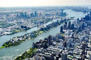 Vista panorámica de Roosevelt Island Nueva York con el teleférico y el skyline de Manhattan al fondo.