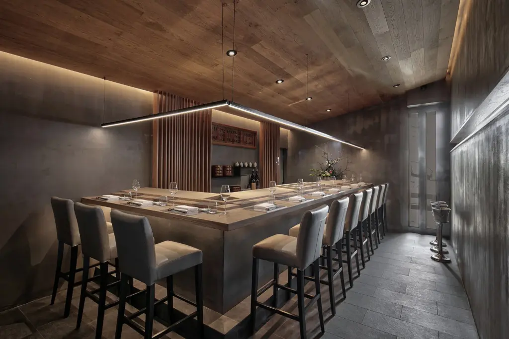 Sushi omakase en Manhattan preparado por chef japonés en restaurante íntimo escondido en Chinatown Nueva York