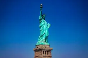 Paquete de viaje a Nueva York con vuelo y hotel desde España en 2026 vista urbana moderna