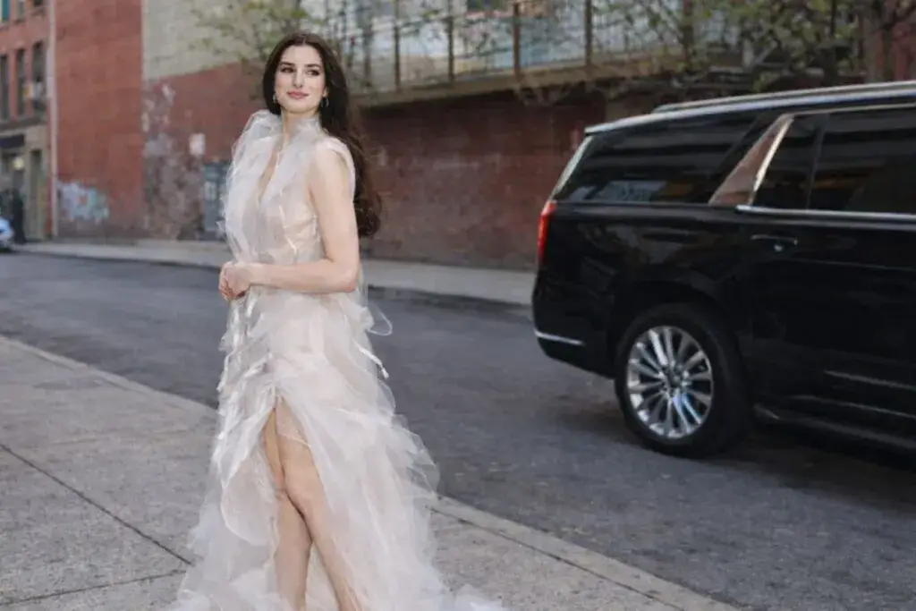 Anne Hathaway con look transparente en Nueva York marcando tendencias de moda internacional