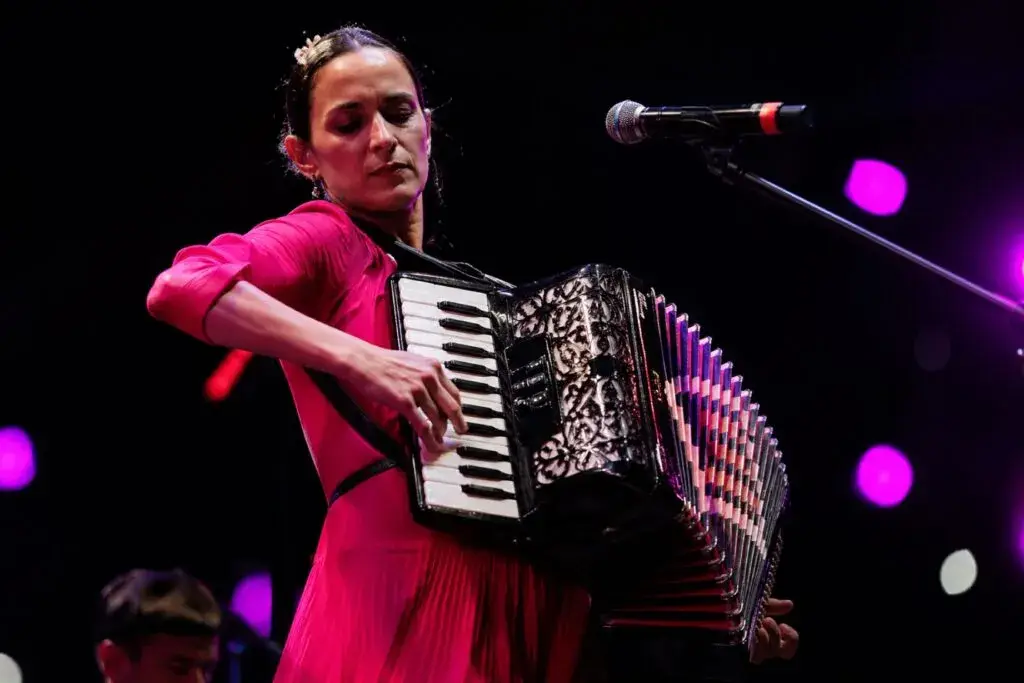 Artistas latinos en escenario durante LAMC Nueva York en conciertos clave de música latina en Estados Unidos