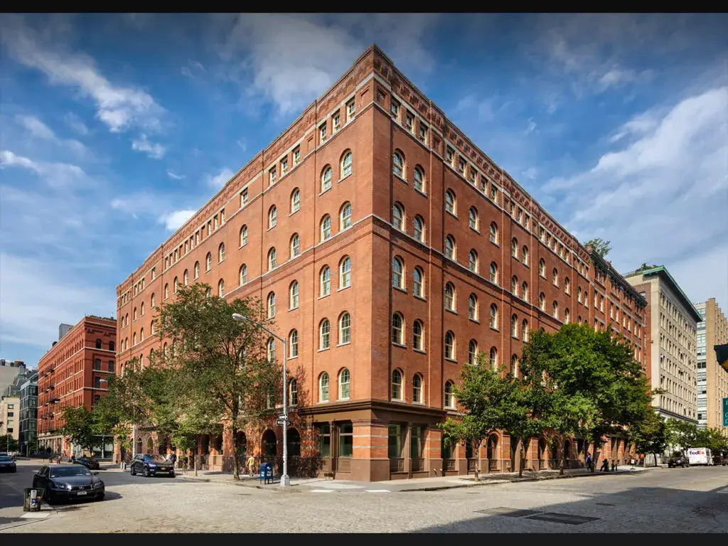 Celebridades en Nueva York entrando a residencias de lujo en Tribeca y Manhattan, reflejando el auge inmobiliario premium urbano