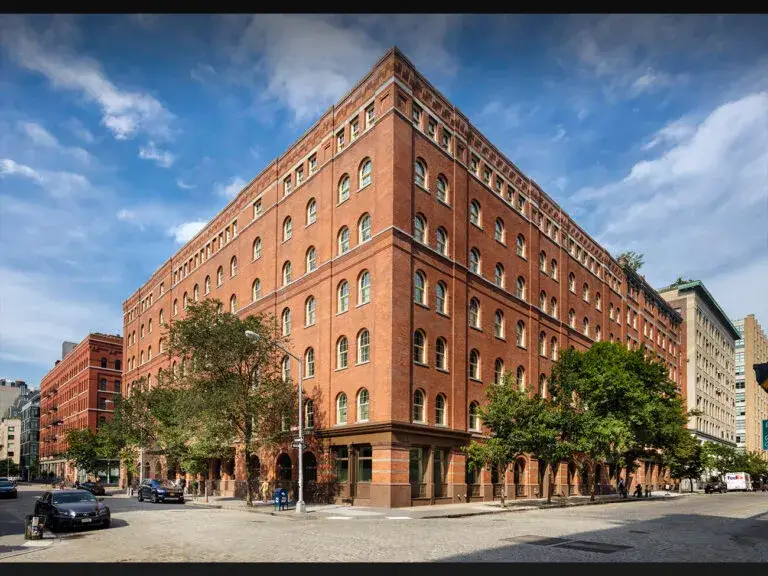 Celebridades en Nueva York entrando a residencias de lujo en Tribeca y Manhattan, reflejando el auge inmobiliario premium urbano