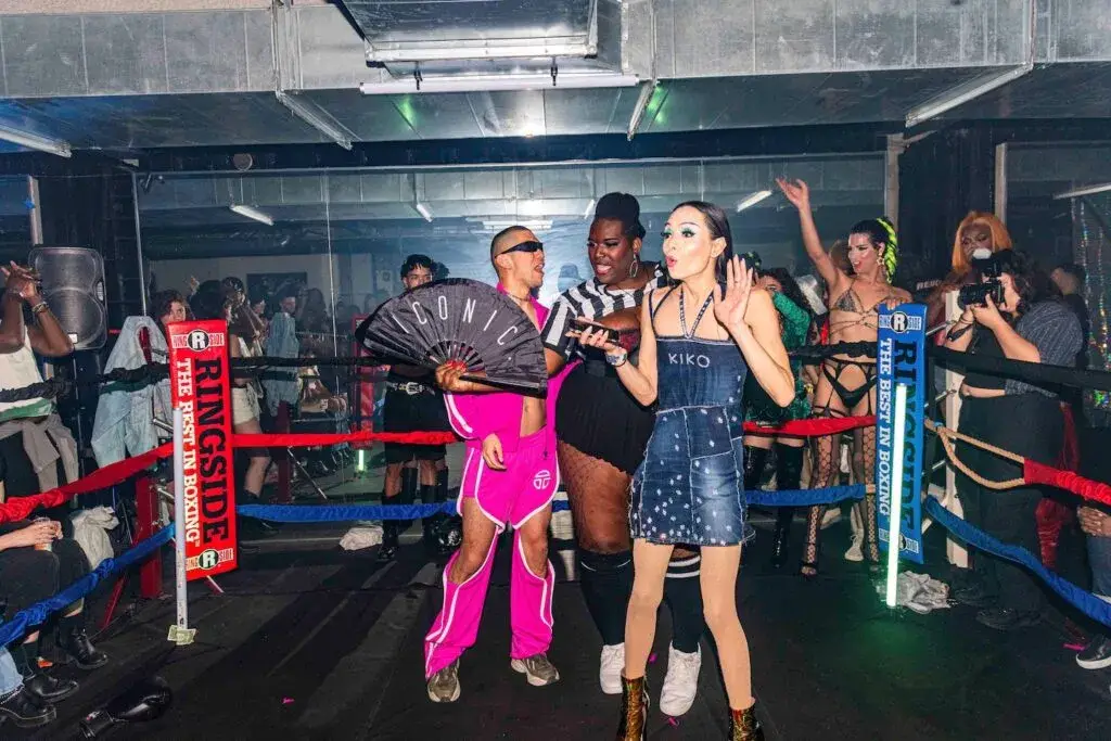 Clases fitness extremo Nueva York con luces neón, tecnología y entrenamiento inmersivo en estudios boutique