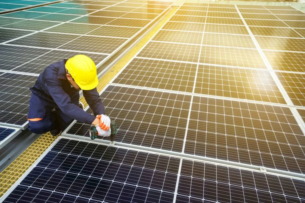 empleos de energía limpia Nueva York con trabajadores en instalación de paneles solares urbanos