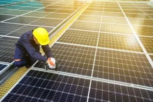 empleos de energía limpia Nueva York con trabajadores en instalación de paneles solares urbanos