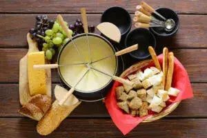 fondue en Nueva York con queso derretido y pan en restaurante moderno