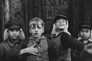 Fotografía infantil Nueva York con niños en escena urbana capturando momentos culturales en Estados Unidos