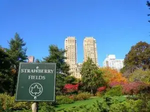 Pareja caminando en Strawberry Fields en Nueva York, sitio emblemático del romance en Nueva York y legado de Lennon y Ono