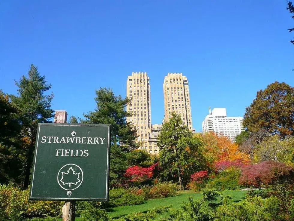 Pareja caminando en Strawberry Fields en Nueva York, sitio emblemático del romance en Nueva York y legado de Lennon y Ono
