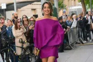Amal Clooney con vestido mini elegante en Nueva York marcando tendencia global de moda 2026