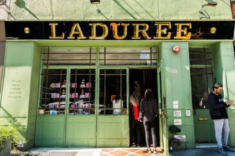 Macarons en NYC exhibidos en vitrina elegante reflejando innovación y calidad en pastelerías icónicas de Nueva York