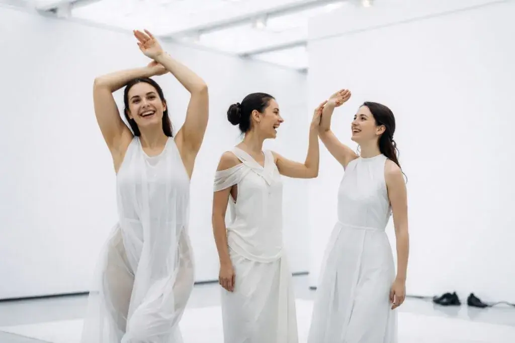 Exhibición Costume Art Met Nueva York muestra innovación cultural y moda global en el Museo Metropolitano