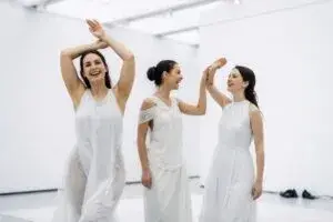 Exhibición Costume Art Met Nueva York muestra innovación cultural y moda global en el Museo Metropolitano