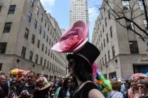 Pascua en Nueva York con desfile de sombreros creativos en Fifth Avenue y alta participación turística en Estados Unidos