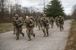 Soldados compiten en Best Warrior Nueva York demostrando liderazgo, resistencia y habilidades tácticas militares en 2026