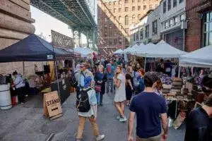 vida local Nueva York en mercado al aire libre con comida, música y comunidad en Brooklyn
