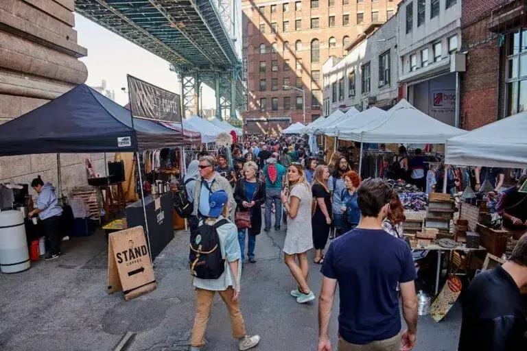 vida local Nueva York en mercado al aire libre con comida, música y comunidad en Brooklyn