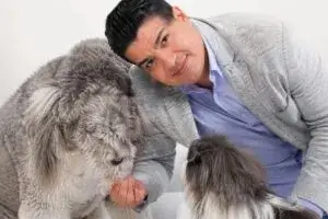 Estilista de perros en Nueva York trabaja con mascotas en moderno salón tras migrar desde México y emprender negocio exitoso