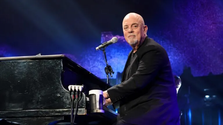 Billy Joel interpreta música en una calle de Nueva York frente a peatones en Manhattan