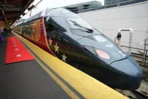Tren Freedom 250 de Amtrak recorriendo Nueva York con diseño patriótico y tecnología de alta velocidad en Estados Unidos